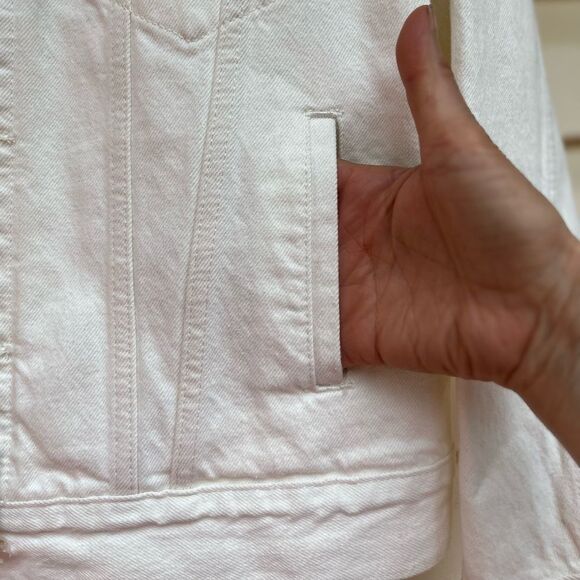 Levi’s ivory jean jacket. Chest and side pockets, logo, Small - Picture 5 of 9
